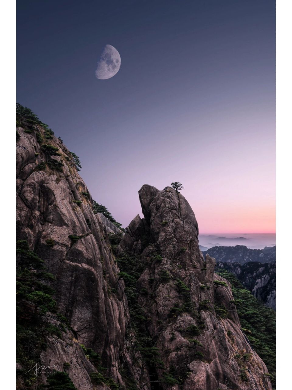 黄山|天狗望月 相传二郎神的哮天犬喜欢偷吃月亮,结果被二郎神知道了.