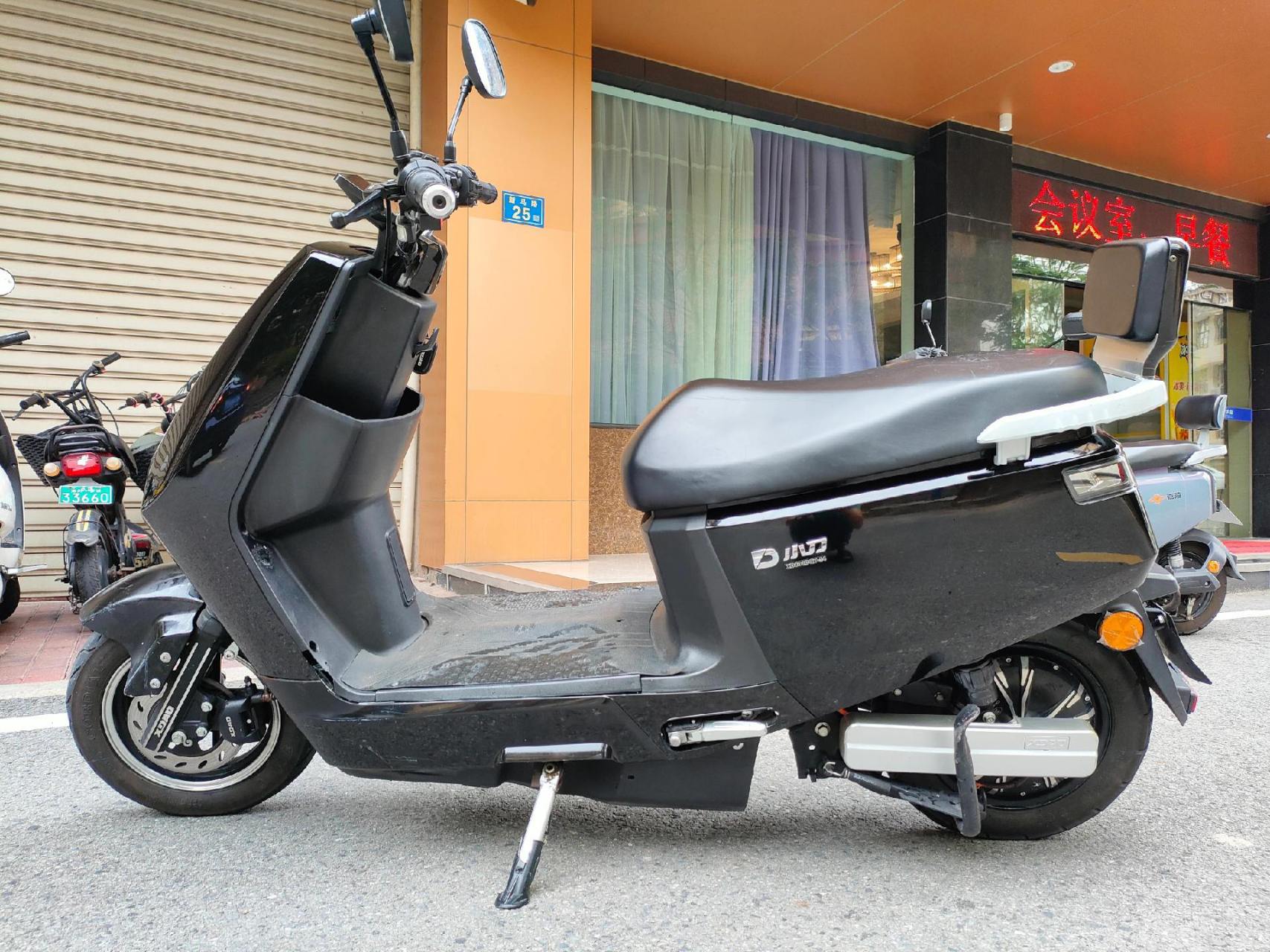 小刀电动车,72v6个大电池刚换半年,满电5-60公里左右,外观9成新,无倒