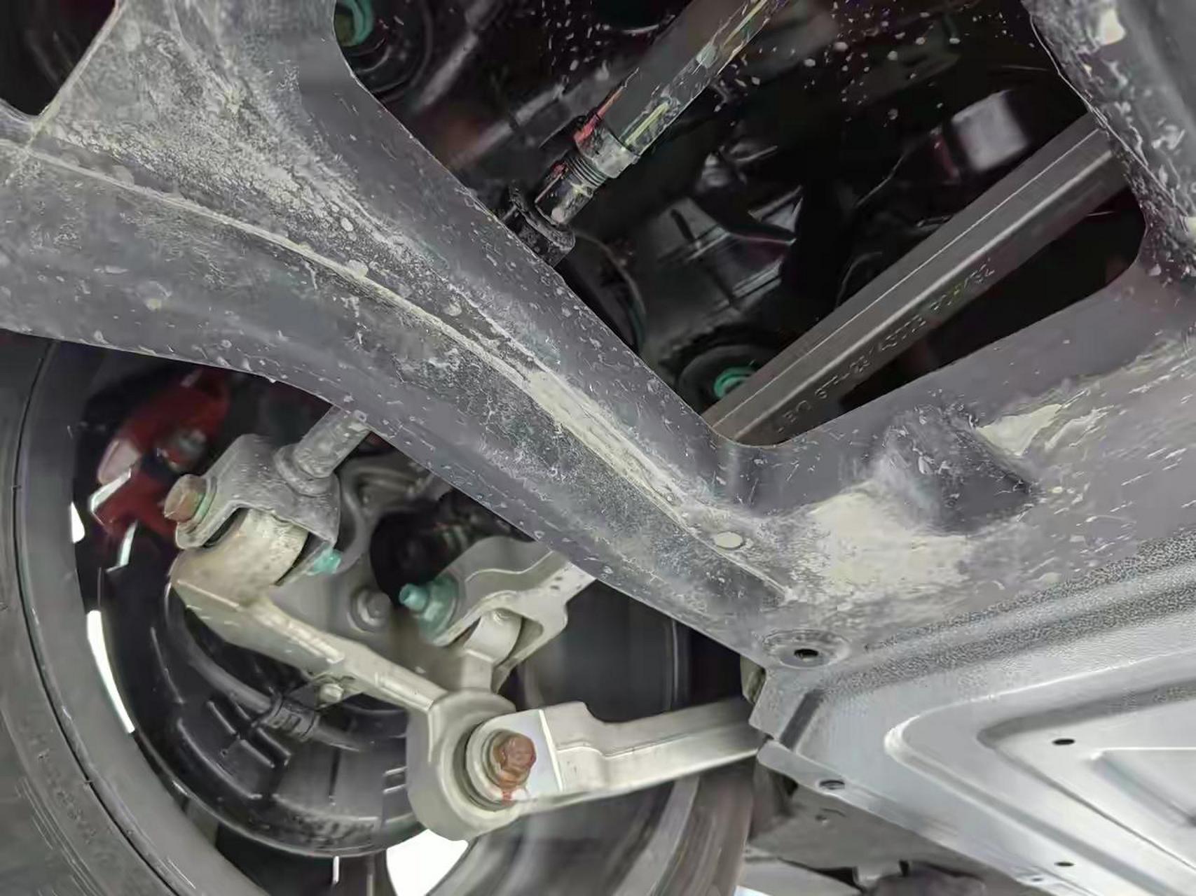 这是比亚迪汉纯电荣耀版的底盘,今天去装电池护板,顺便拍了几张,咱也