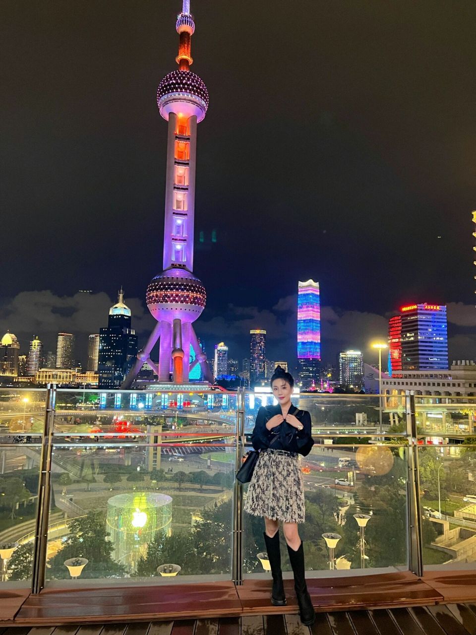 东方明珠绝美c位拍照 在国金商场5楼有个室外庭园 可以刚好拍到