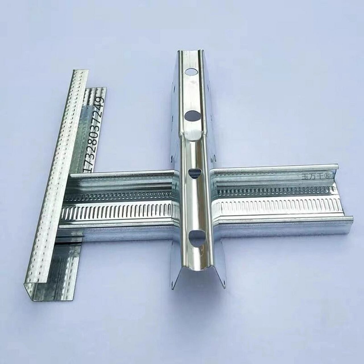 与墙面间距小于等于 300mm; 2,沿主龙骨方向,吊筋与吊筋间距小于等于