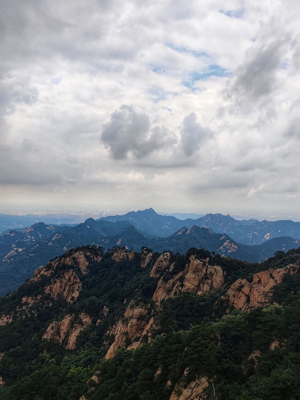 坐落于千山风景区西南,作为独立于千山主景区的单独景点,全称为仙人台