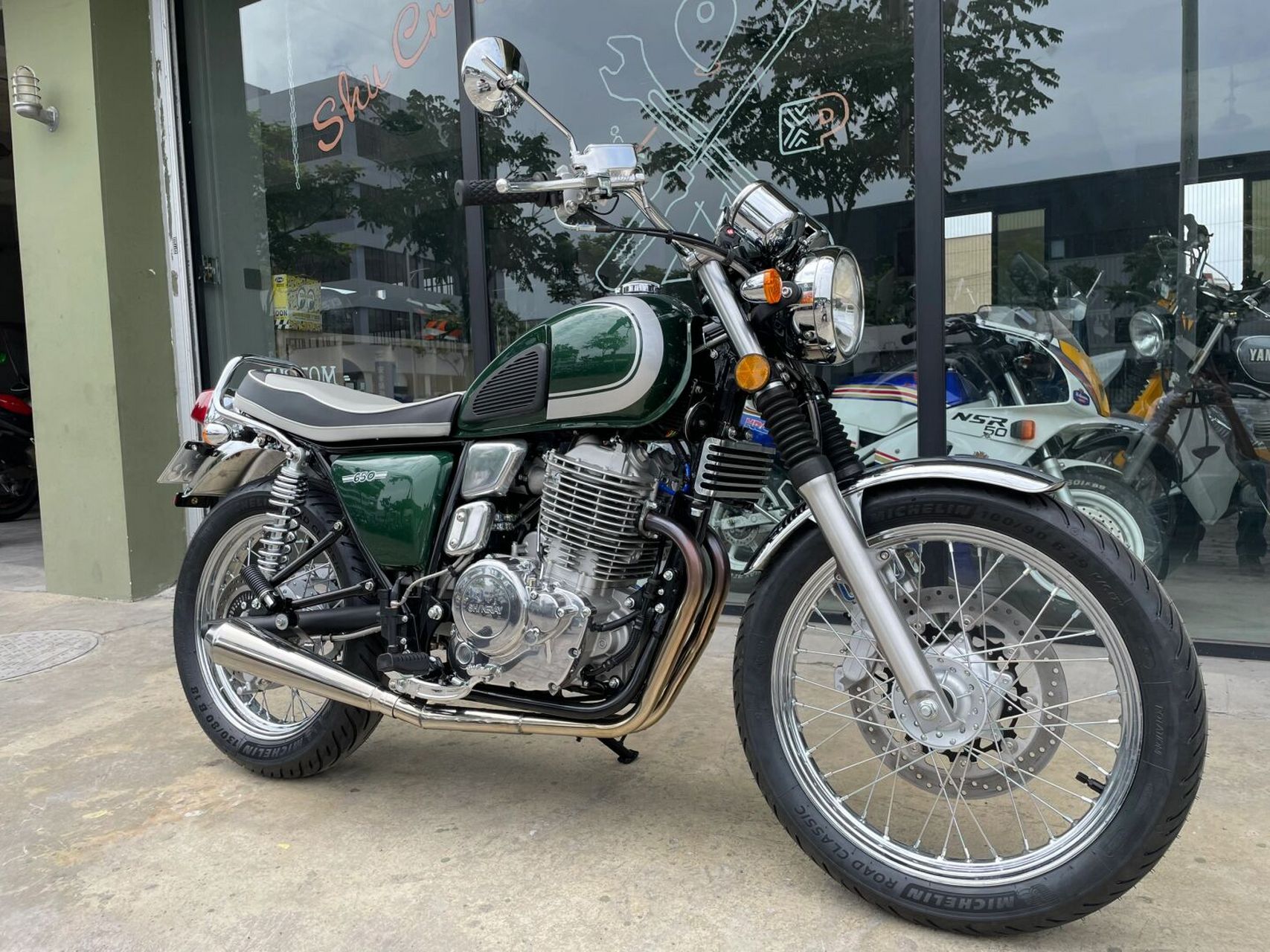 客户定制改装: 新车落地仅30公里 川崎w800代表油漆 川崎w650改装坐垫