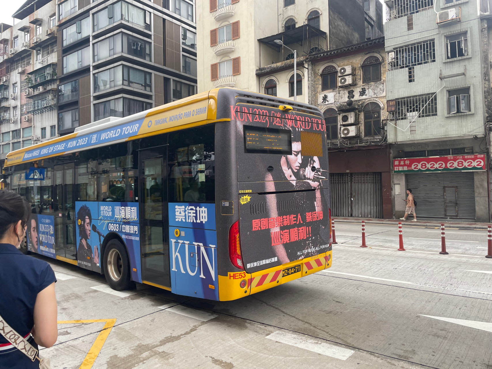 蔡徐坤澳门演唱会今晚开唱#  偶遇我们的巴士车06  今晚,嗨起来吧!