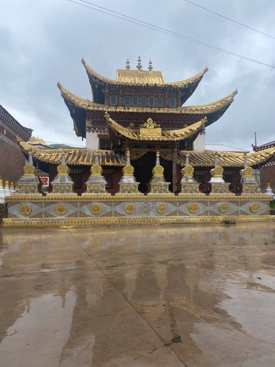 玛沁县喇日寺 青海省玛沁县喇日寺:意为"吉祥圣山触目盛光石经寺",是