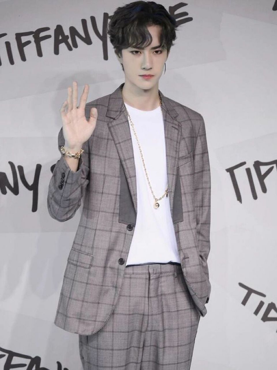 王一博图片合集  一博的打招呼,手握起来一定很温暖,手掌那么宽.