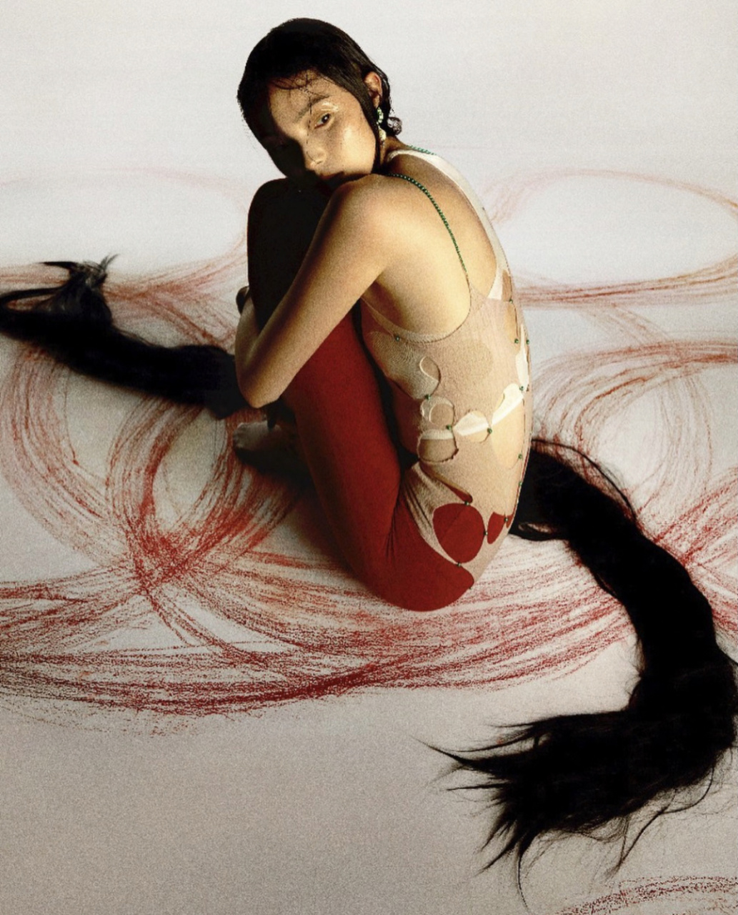 泫雅新专辑im not cool穿的紧身衣,是来自中国设计师rui zhou的品牌.