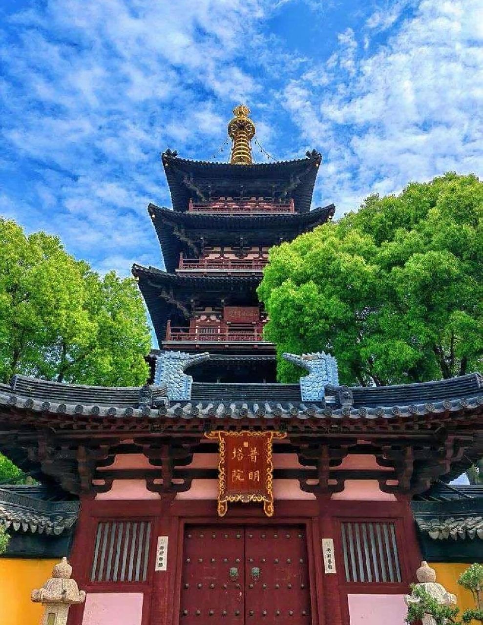 寒山寺风景如画 寒山寺曾是中国十大名寺之一,寺内古迹甚多,有张继诗