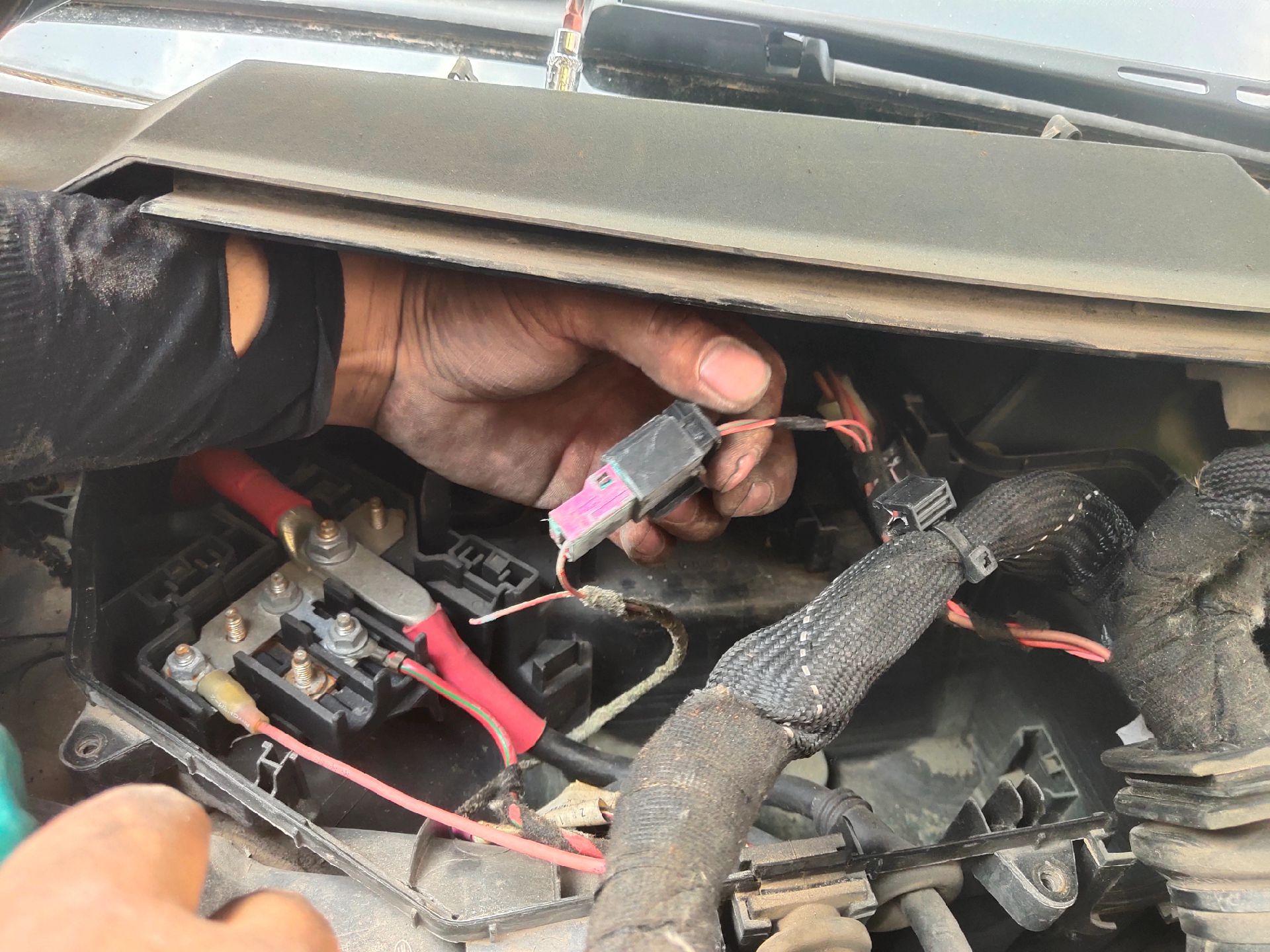 奥迪a6l,电子扇不转,控制器4线插头,2根粗线间有