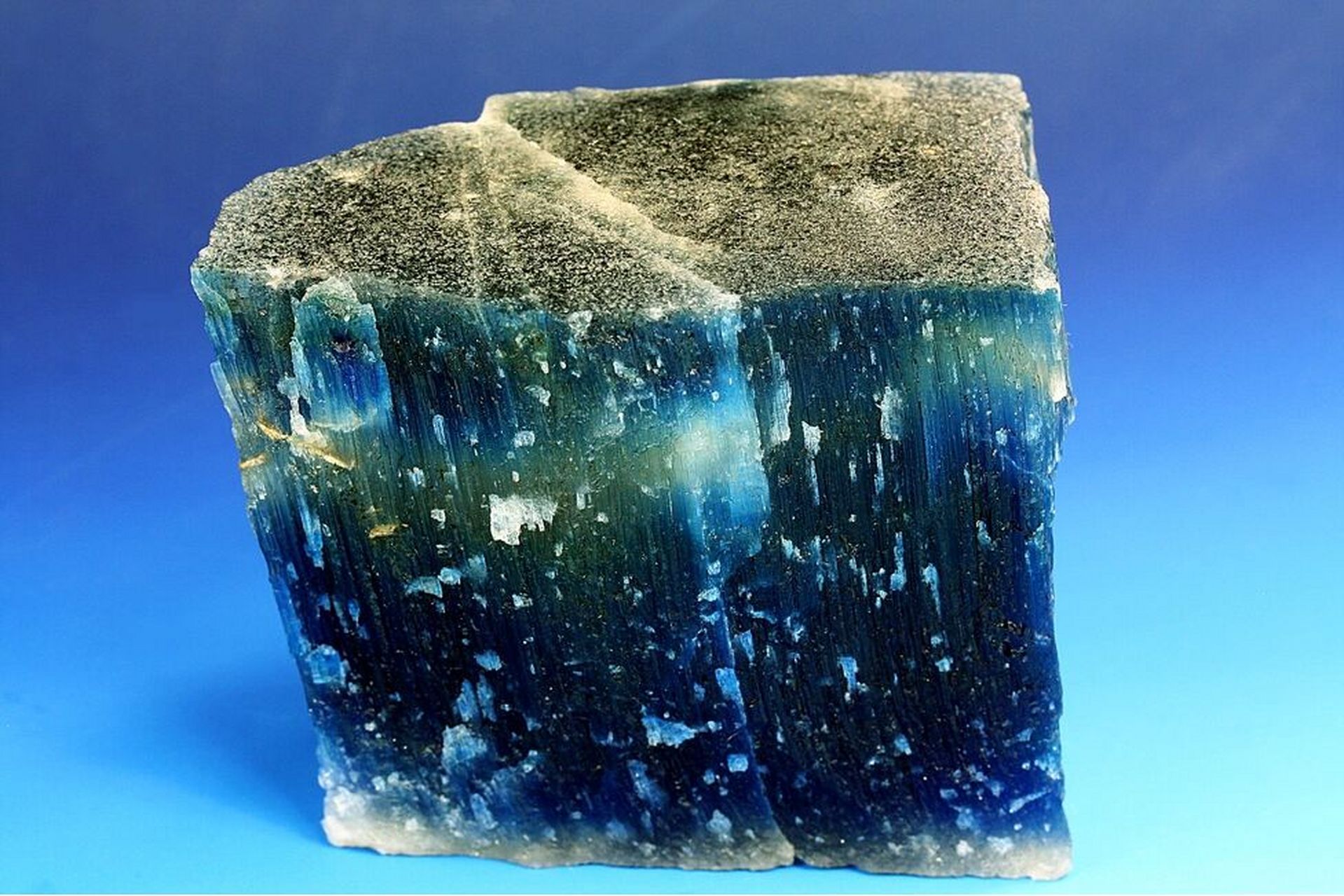 岩盐nacl 岩盐属于等轴晶系的卤化物矿物,单晶体呈立方体,在立方体晶