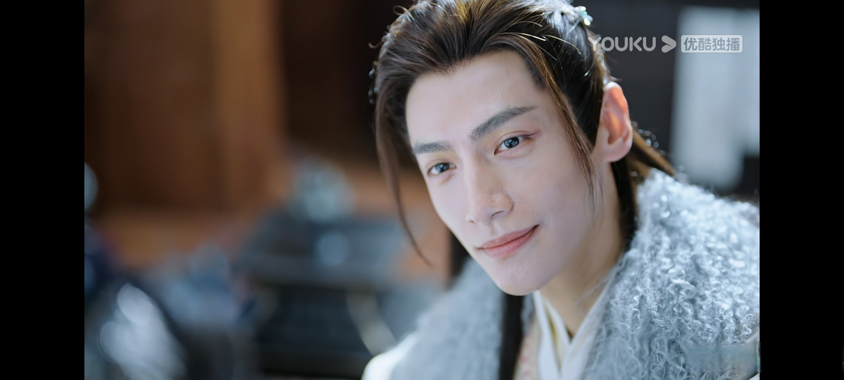 实话我觉得澹台烬的情感漠然,只是他由于长期极度缺爱