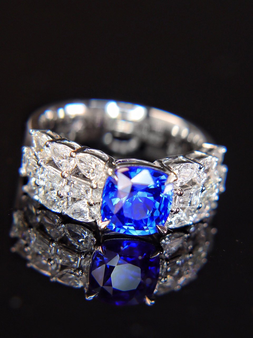 让人有一种高贵典雅的气质; 9款蓝宝石戒指永恒经典的款式,上手效果能