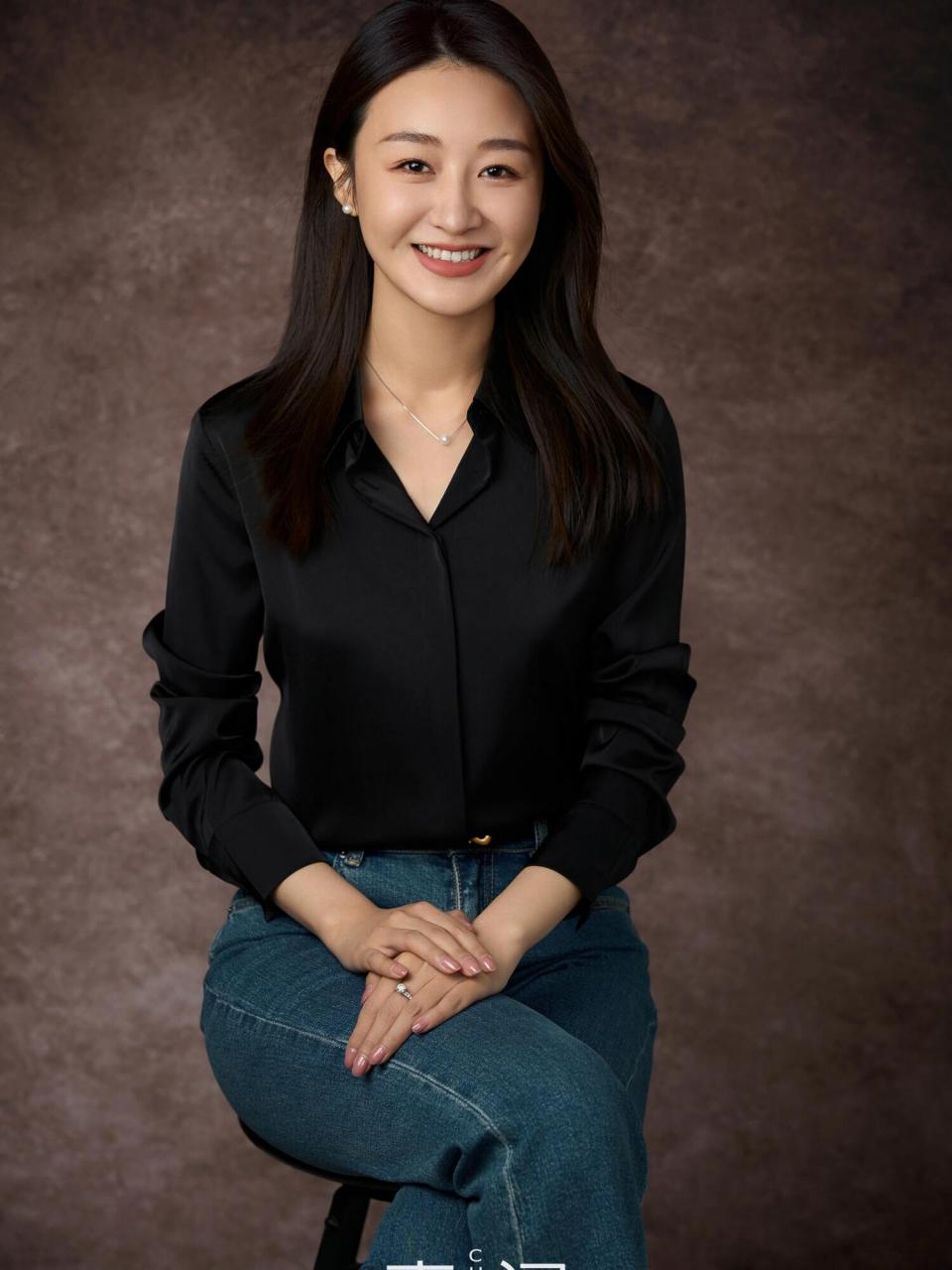 你的专属高级形象照已上线92 优雅的黑色衬衫,蓝色的牛仔裤 气质又