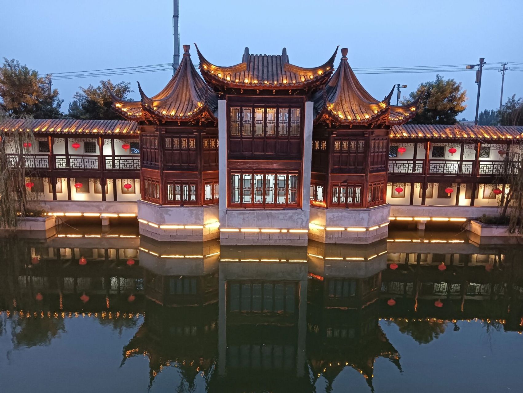 聊城 临清 东宛园 和家长一起去的,打一下卡记录一下吧,晚上去看的,还