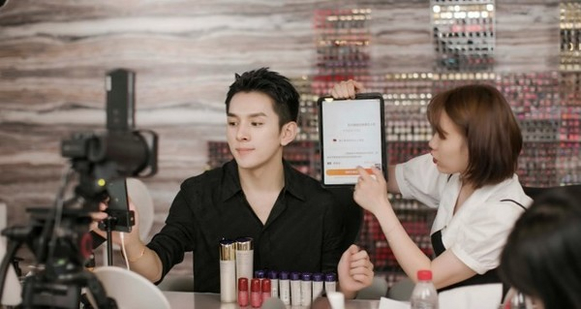 消费者尝试联系李佳琦直播间客服和珀莱雅官方客服了解缘由,但并未