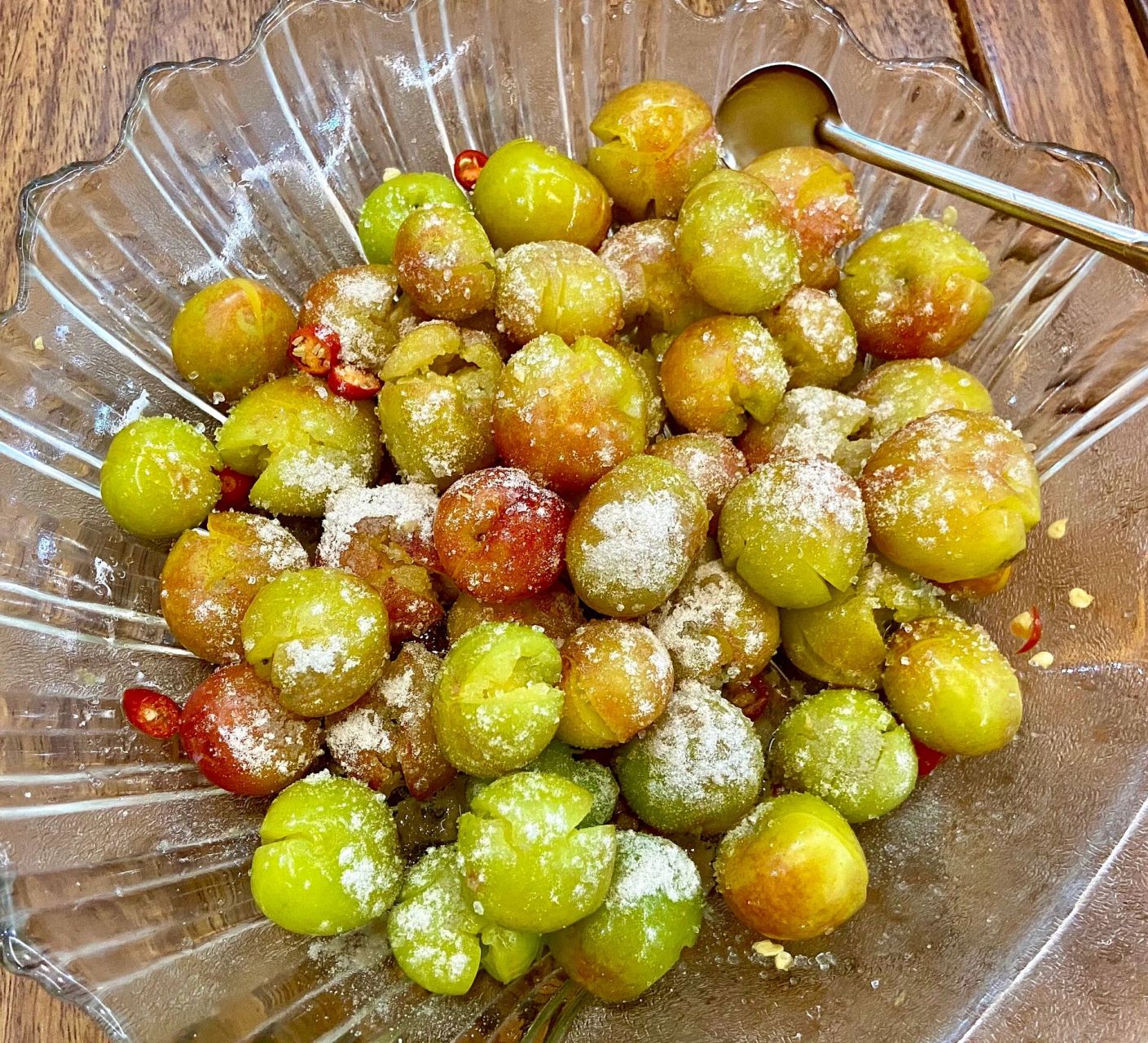 李子正确吃法 白糖 小米辣  酸梅粉腌制半小时,一个人能吃掉一盘