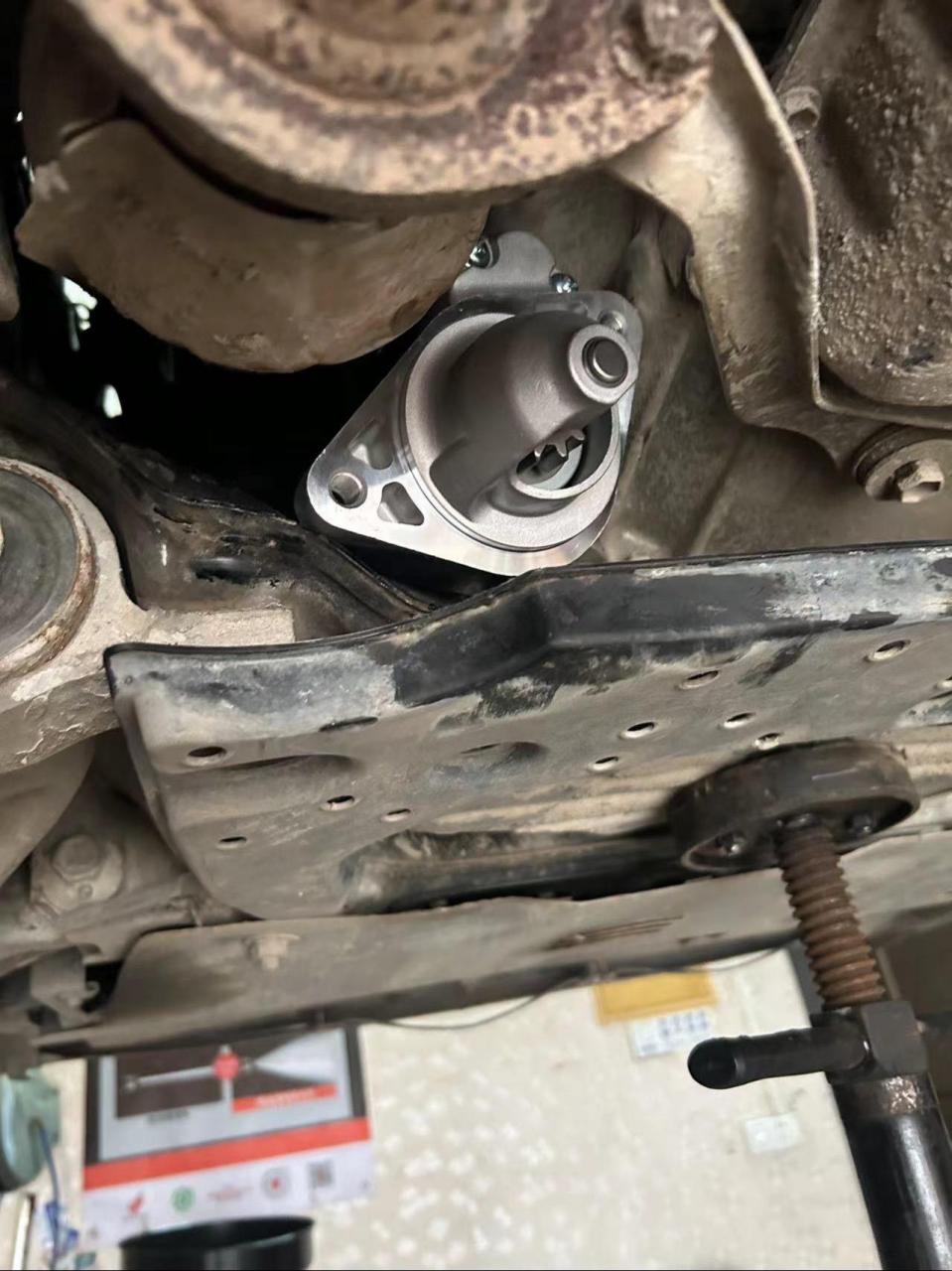 锐志更换启动马达,烫手,难拆