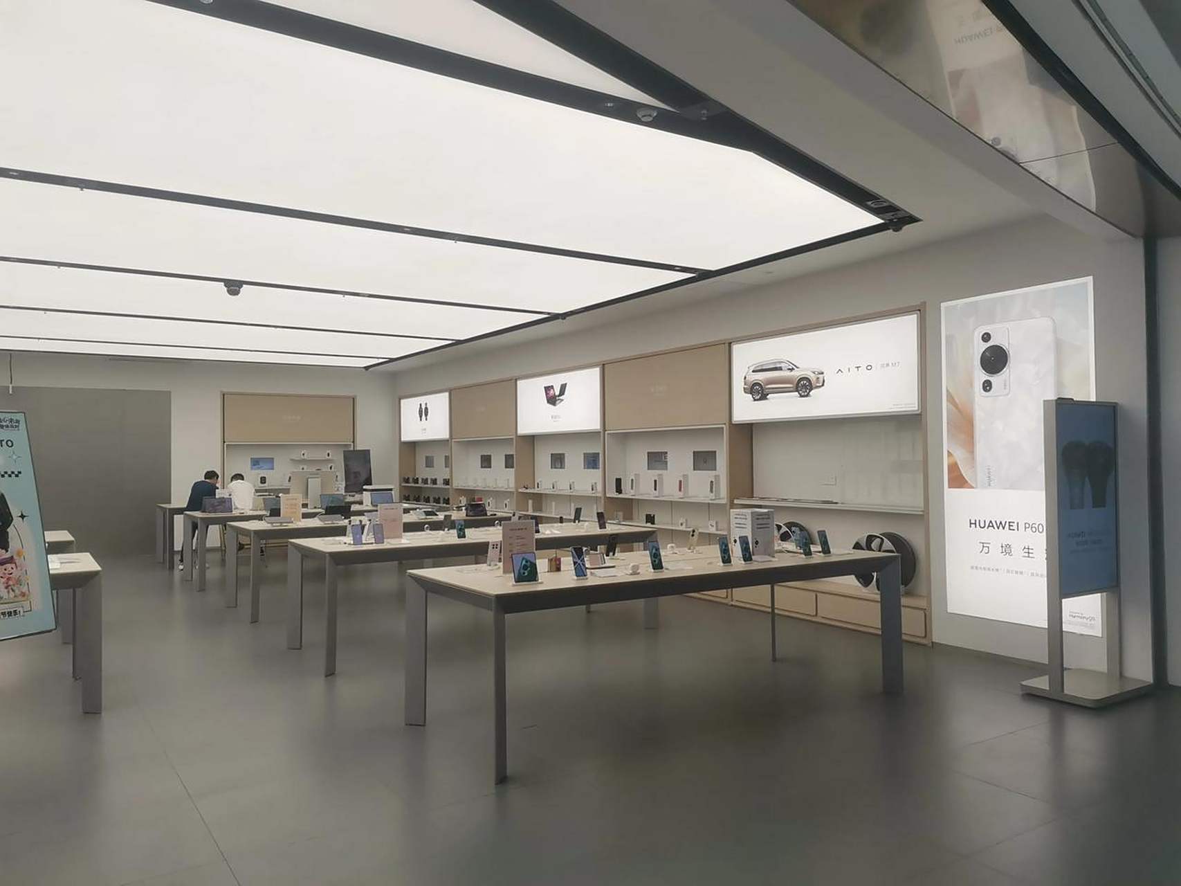 2023年6月2日,问界还是摆在华为店内宣传啊