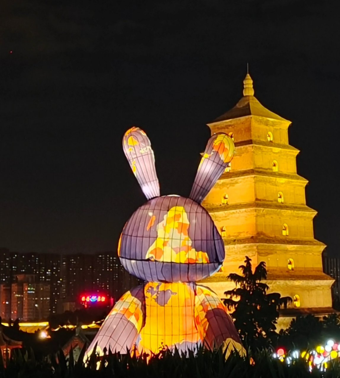 西安大雁塔 从大悦城的观景平台看向大雁塔 晚风吹着好惬意啊