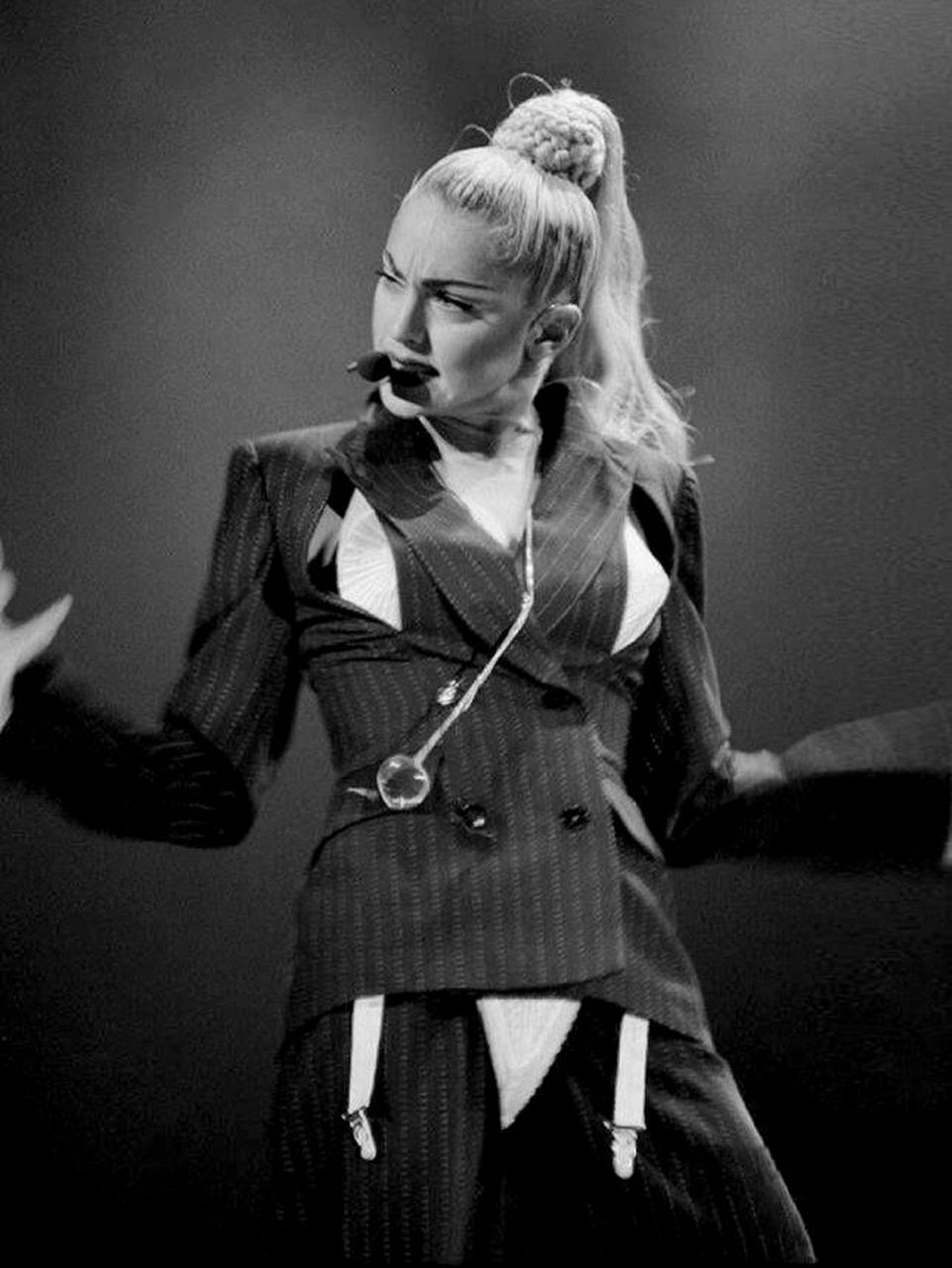 麦当娜永远的先锋偶像|尖锥胸衣代名词 90年代,已如日中天的麦当娜