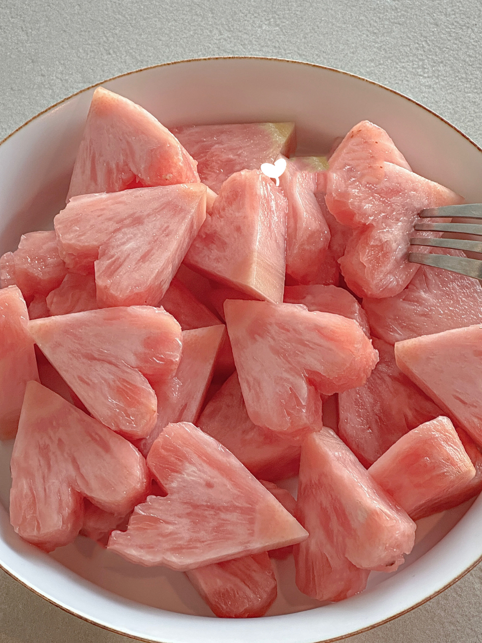 我终于吃到了! 凭咱俩关系,请我吃这个粉色菠萝不过分吧?