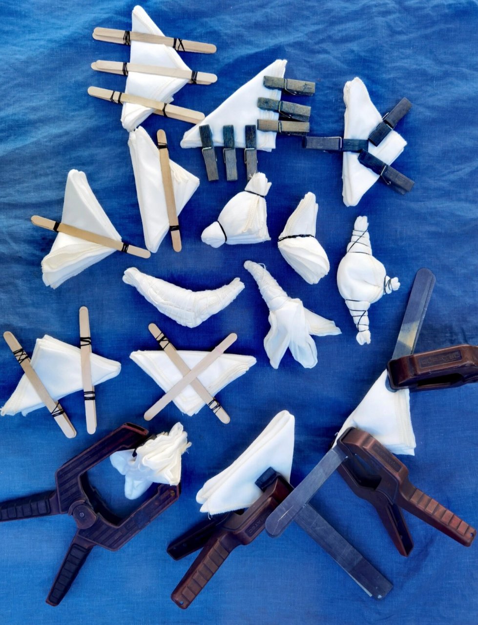 扎染教程丨不同的工具,不一样的图案 扎染,相同的折叠法,用不同的工具