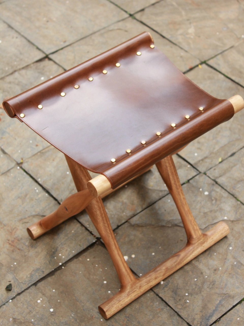 手工实木植鞣牛皮小马扎凳 原创手工制作的牛皮小马扎,凳面为油蜡植鞣