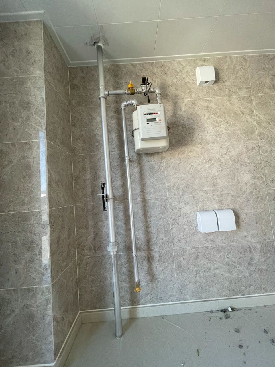 天然气表真的丑哭我了01 新房子的天然气管道真的丑哭我了,靠靠边也