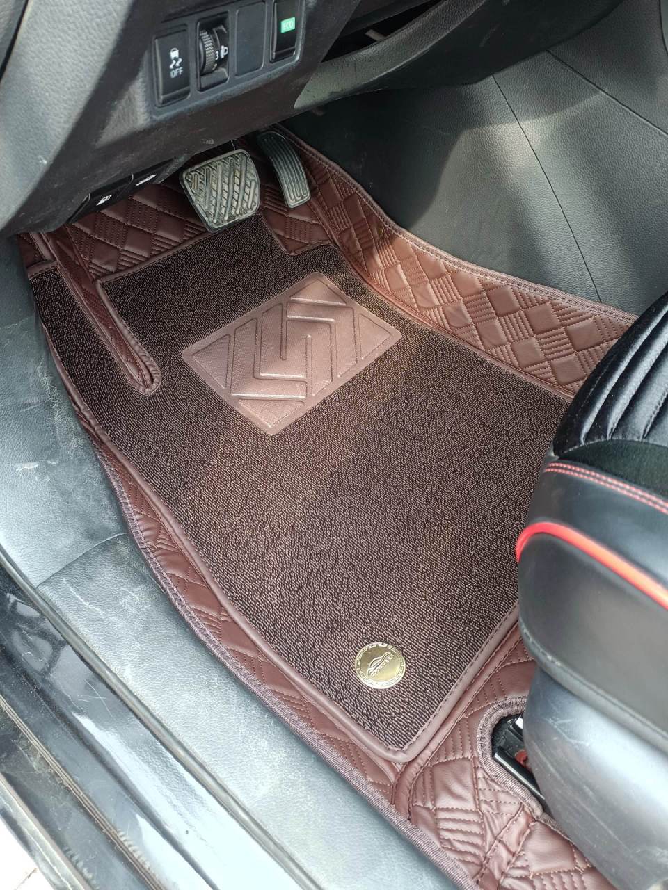 日产轩逸 专用脚垫上车