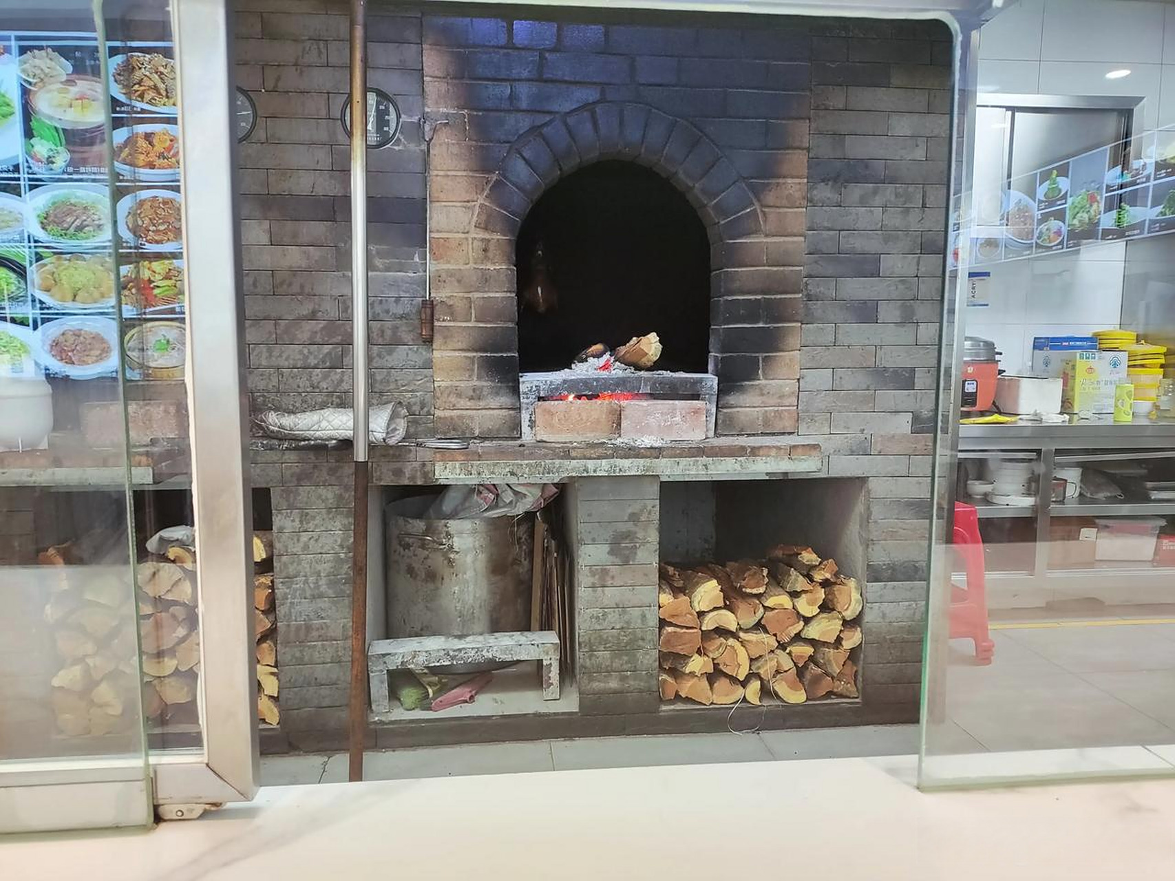 非常流行的挂炉烤鸭,   早年间,烤鸭多为便宜坊所用的焖炉烤鸭方法,就