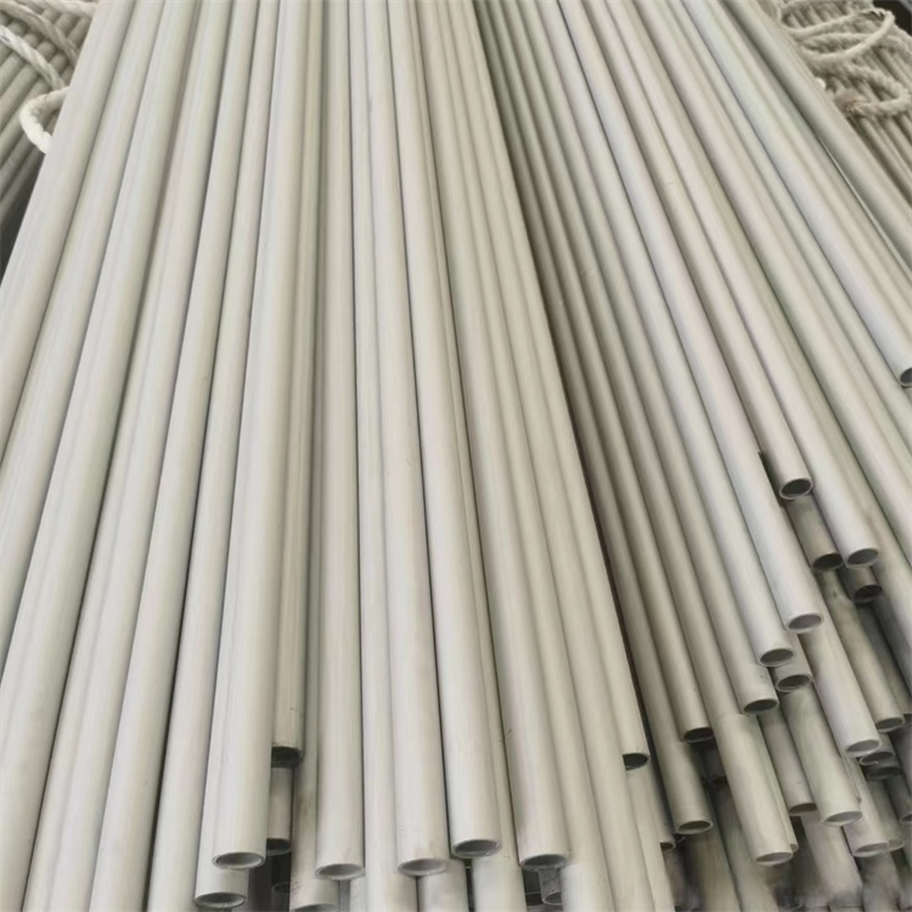 今天带大家了解:"卫生级不锈钢管和工业管的区别:" 1,从外观上看:工业