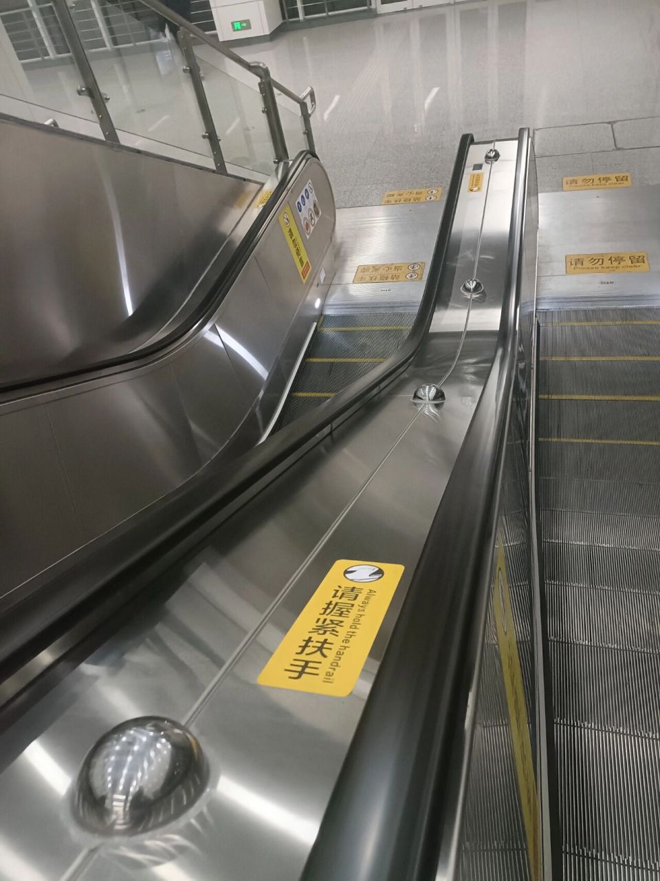 地铁扶梯旁边的球是用来干嘛的 防成龙的
