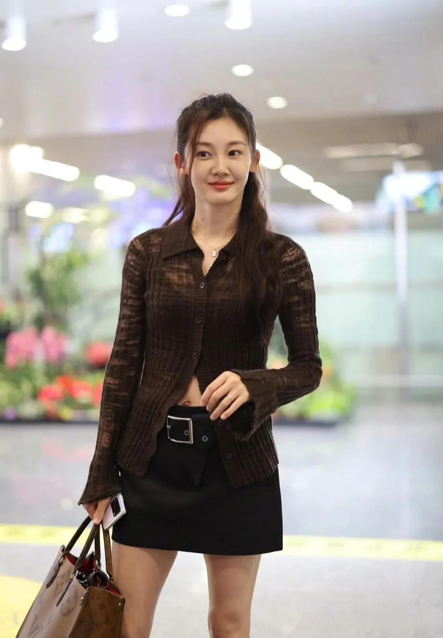 因为冯小刚的《芳华》名声大噪;我以为她一定很在演艺界有一席之地.