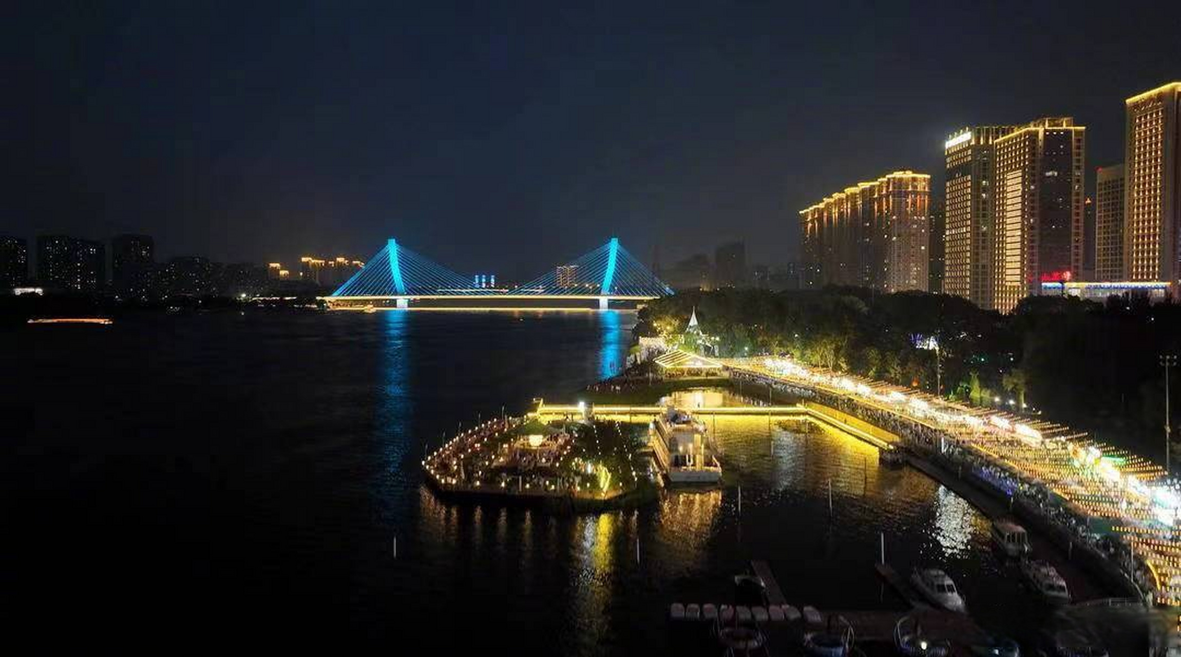 一路向北有多美# 【浑河外滩市集夜色美】7月14日,夜幕降临,在沈阳