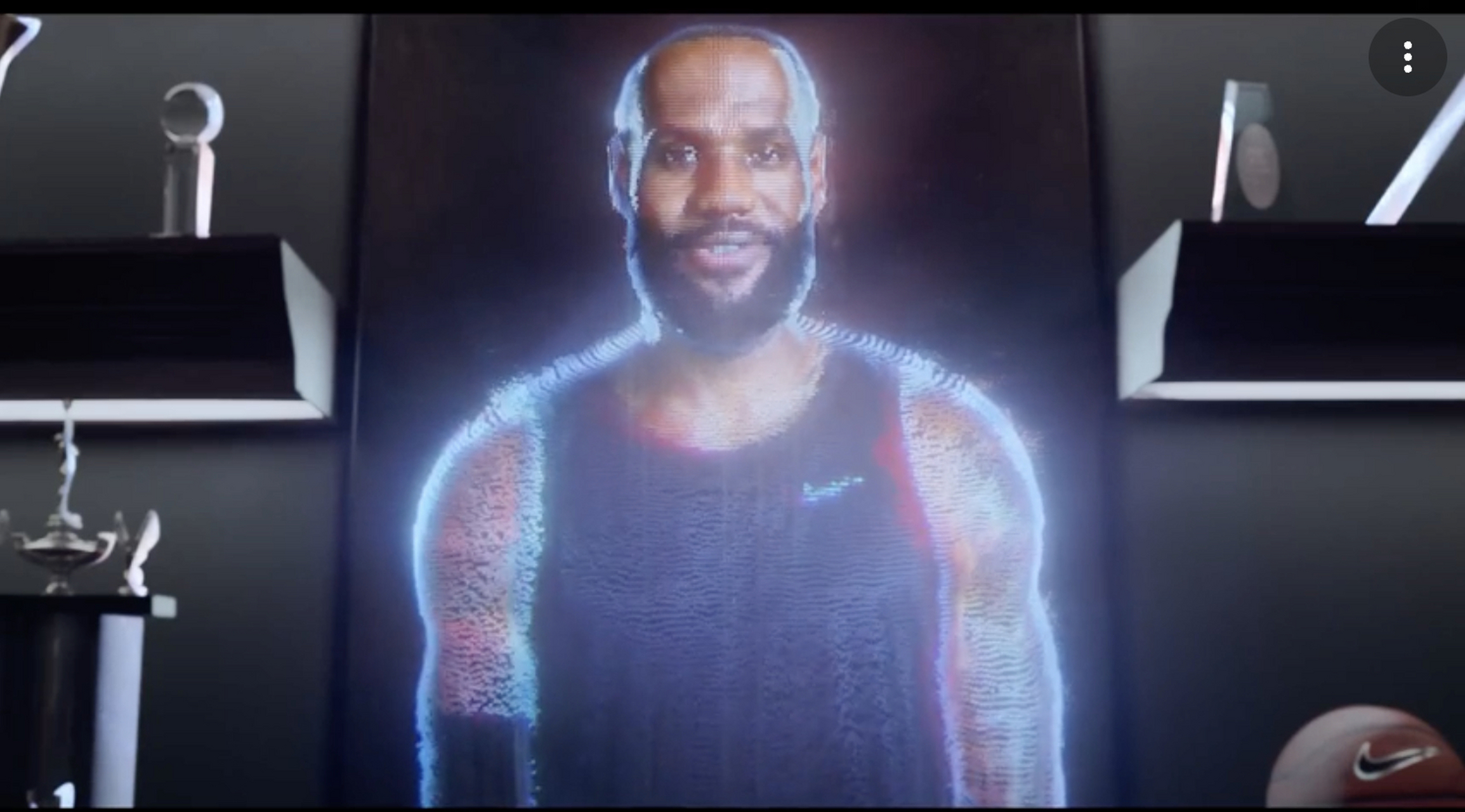 詹姆斯电影中自夸加盟热火决定    詹姆斯通过全息投影技术,客串了一