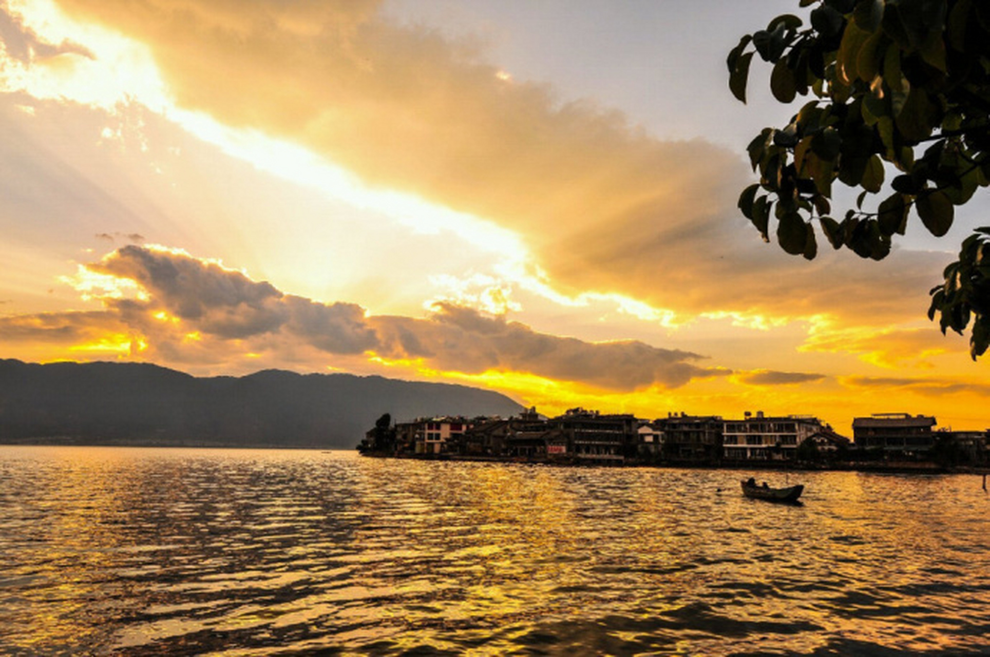 黄昏下的苍山洱海——触动灵魂的夕阳美景![心]