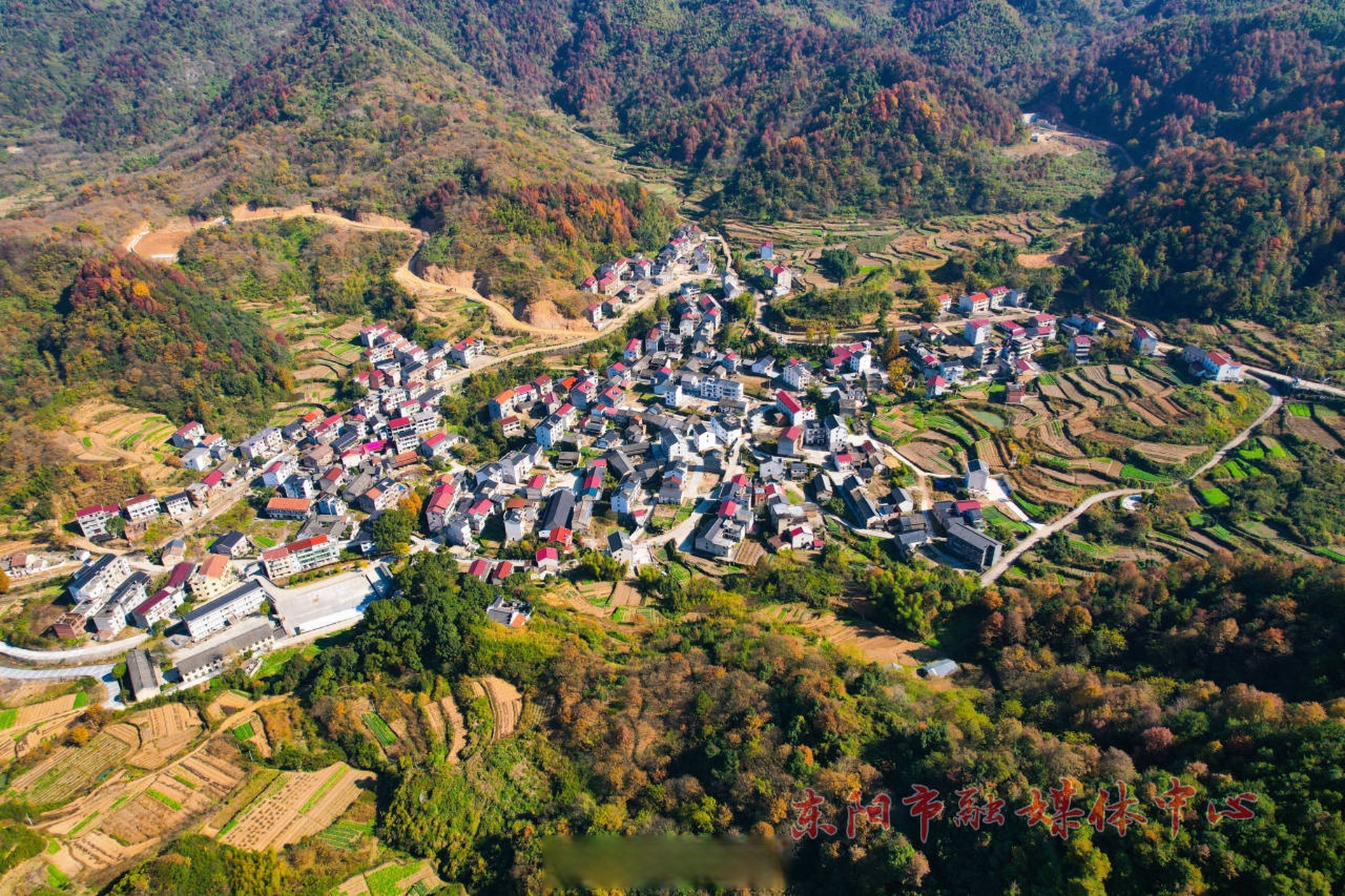 航拍机镜头下的巍山镇大爽村,错落有致的村落被五彩斑斓的山脉环绕
