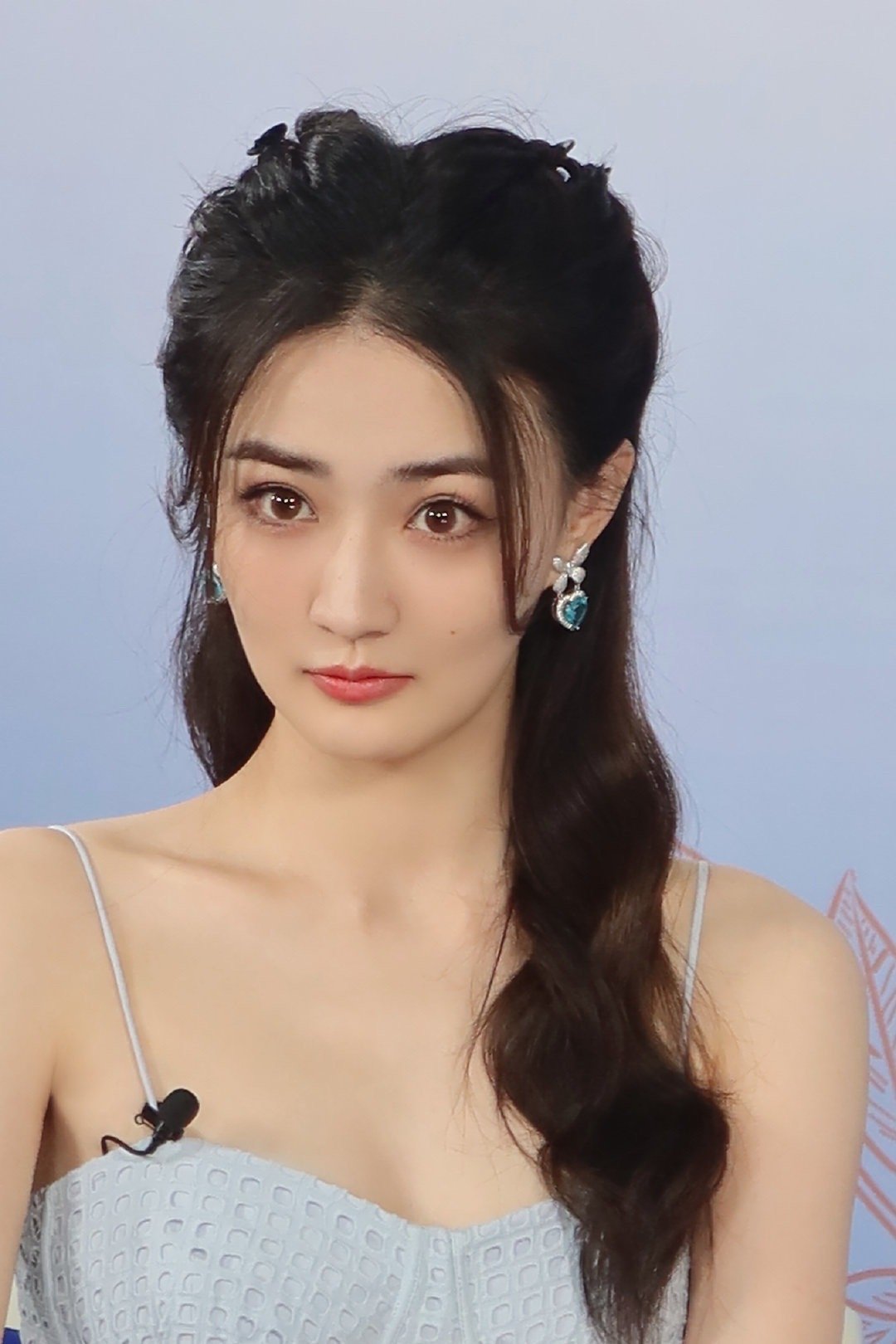 徐璐,扎发吊带甜美风直播造型