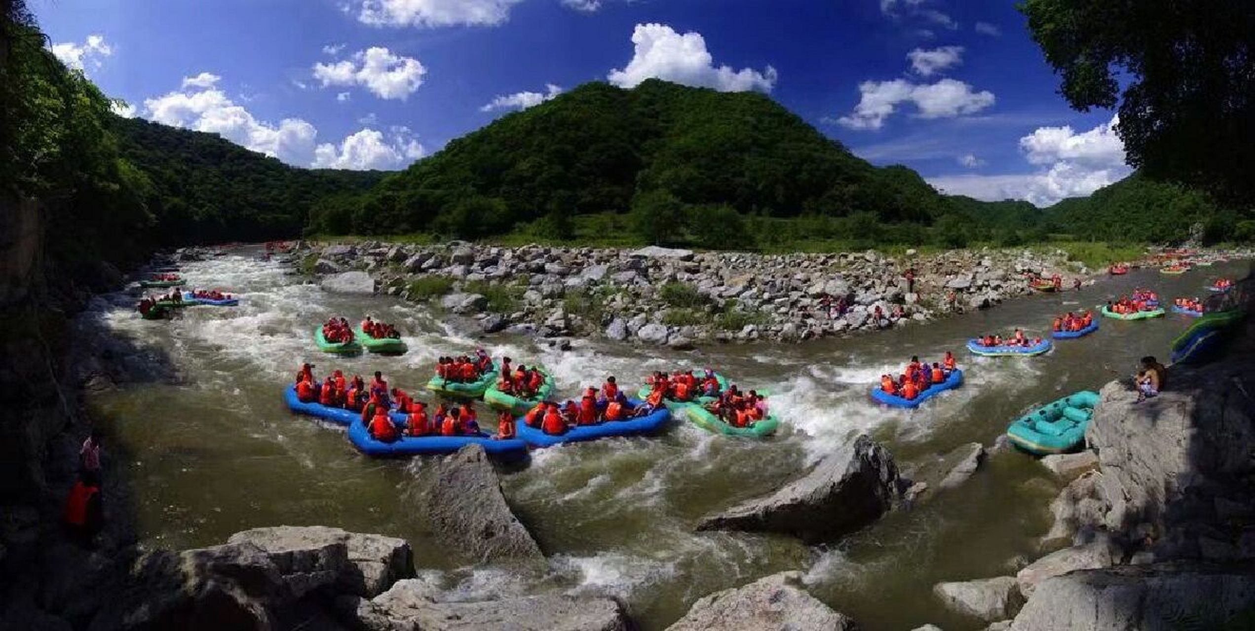 抚顺红河谷漂流攻略|抚顺红河谷漂流汽车往返一日游  抚顺红河谷简介