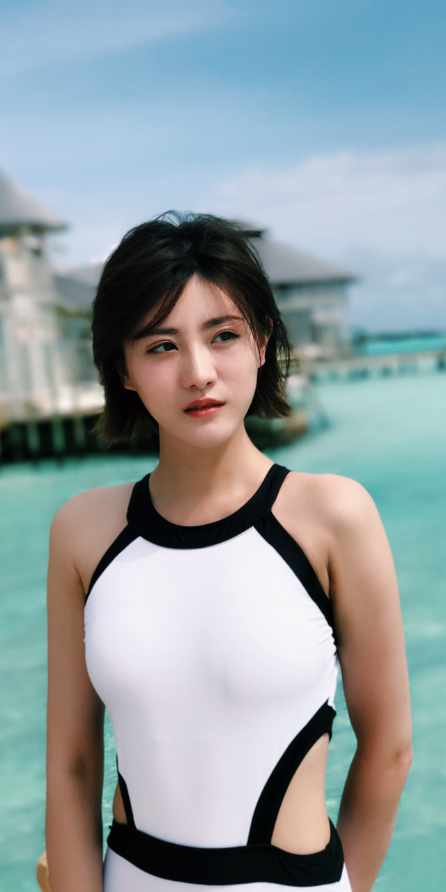 6年前30岁的牟星,短发干练柔美,一身白色泳装配墨镜,浪漫而优雅自信