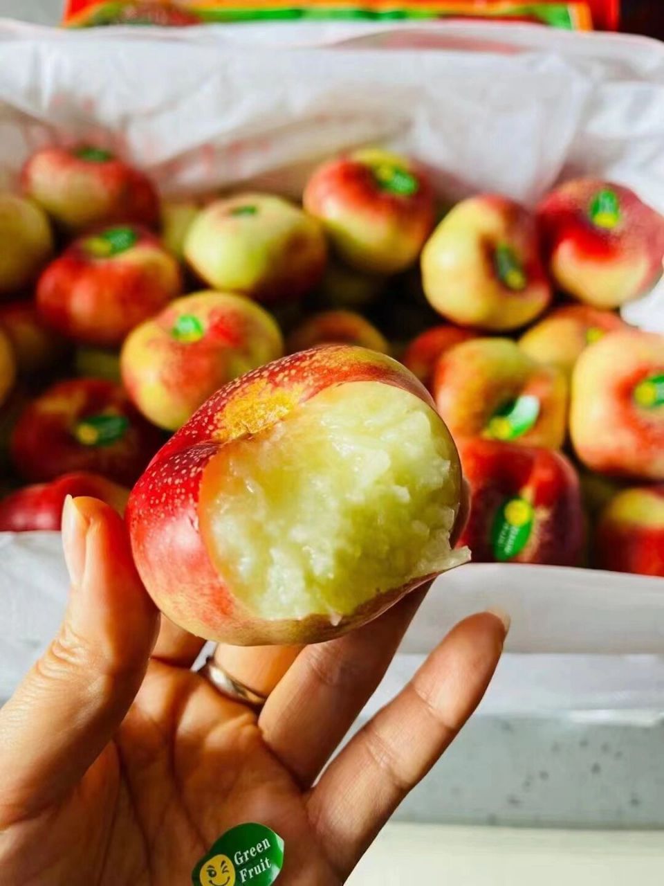 桃子现在种类是最全的时候了 好吃的桃子全部下来了,尤其是新疆的小桃