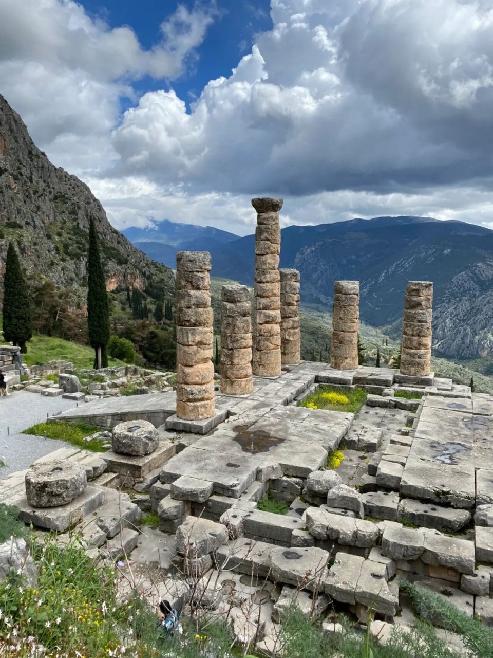 在大地肚脐德尔斐,求一则神谕 太阳雨中拜访德尔斐,阴云和白云交替