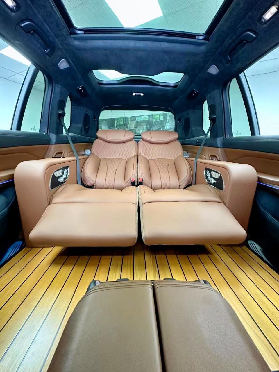 宝马x7 六改四 大四座方案 后移30公分 两侧扶手造型 靠背170度躺平