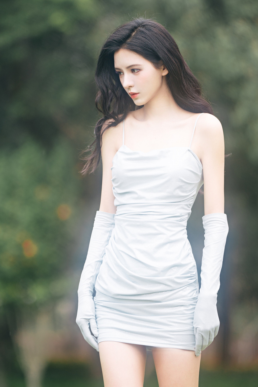 张予曦淡蓝色吊带短裙造型