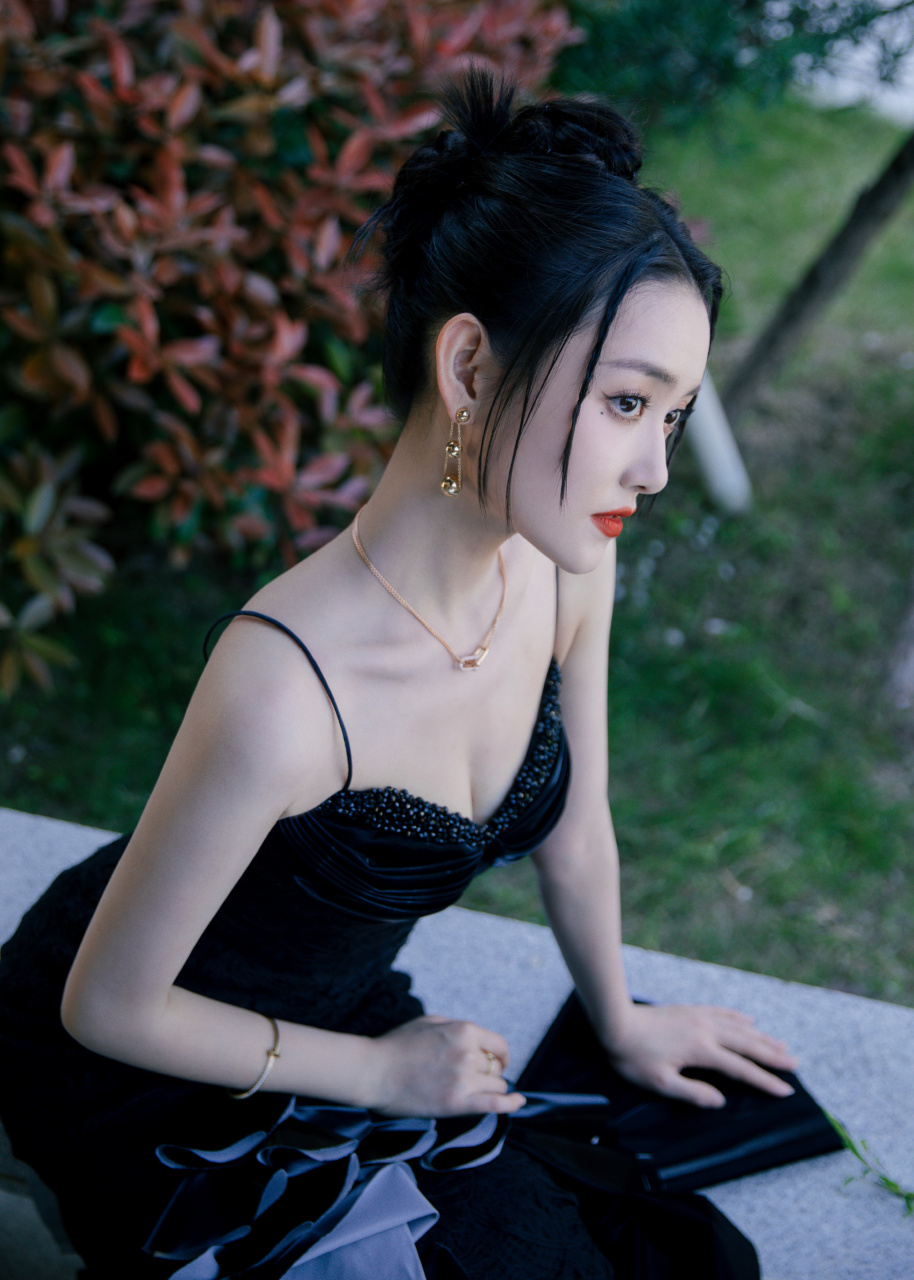 蒋依依,黑色吊带裙,明媚的小姐姐