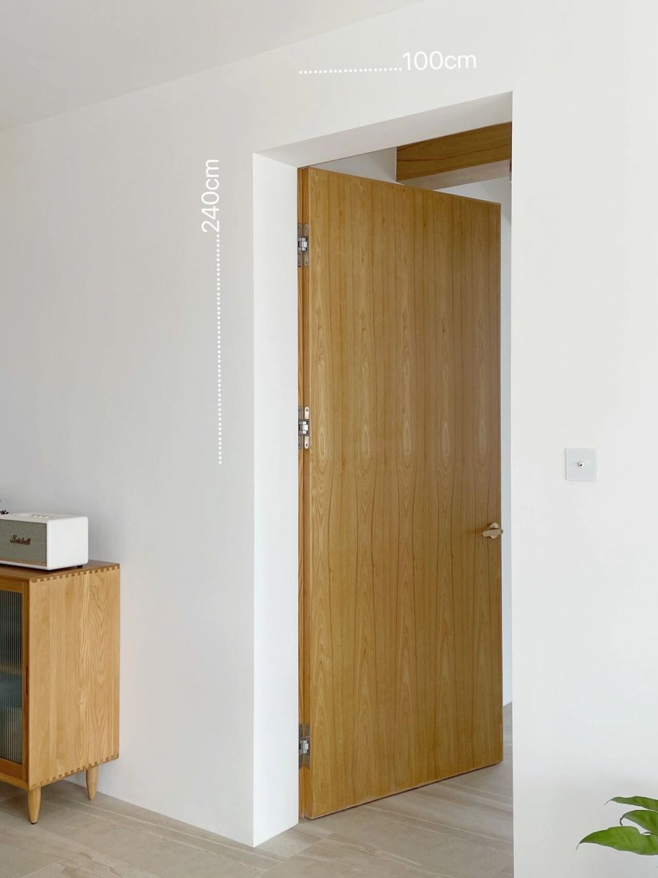 厚度 :5cm 客厅看过去是无框门,其实是隐藏在墙里面的极窄门框,门框