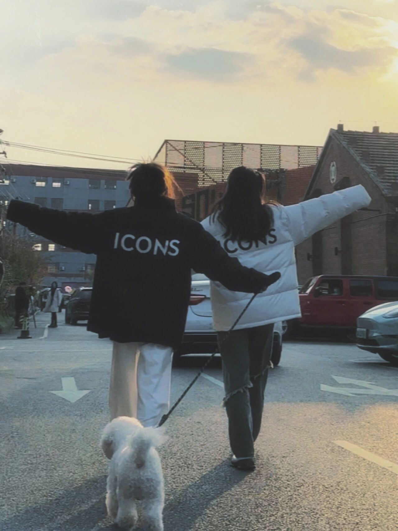 朋友圈分享|快拉姐妹拍逆光背影双人氛围照 路还很长 不要走散 听到没