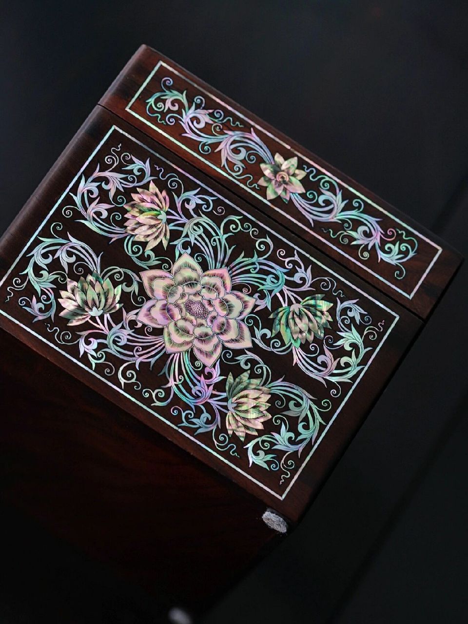 大红酸枝x螺钿镶嵌首饰盒,收纳盒 整器螺钿镶嵌繁密,所用螺钿紊色