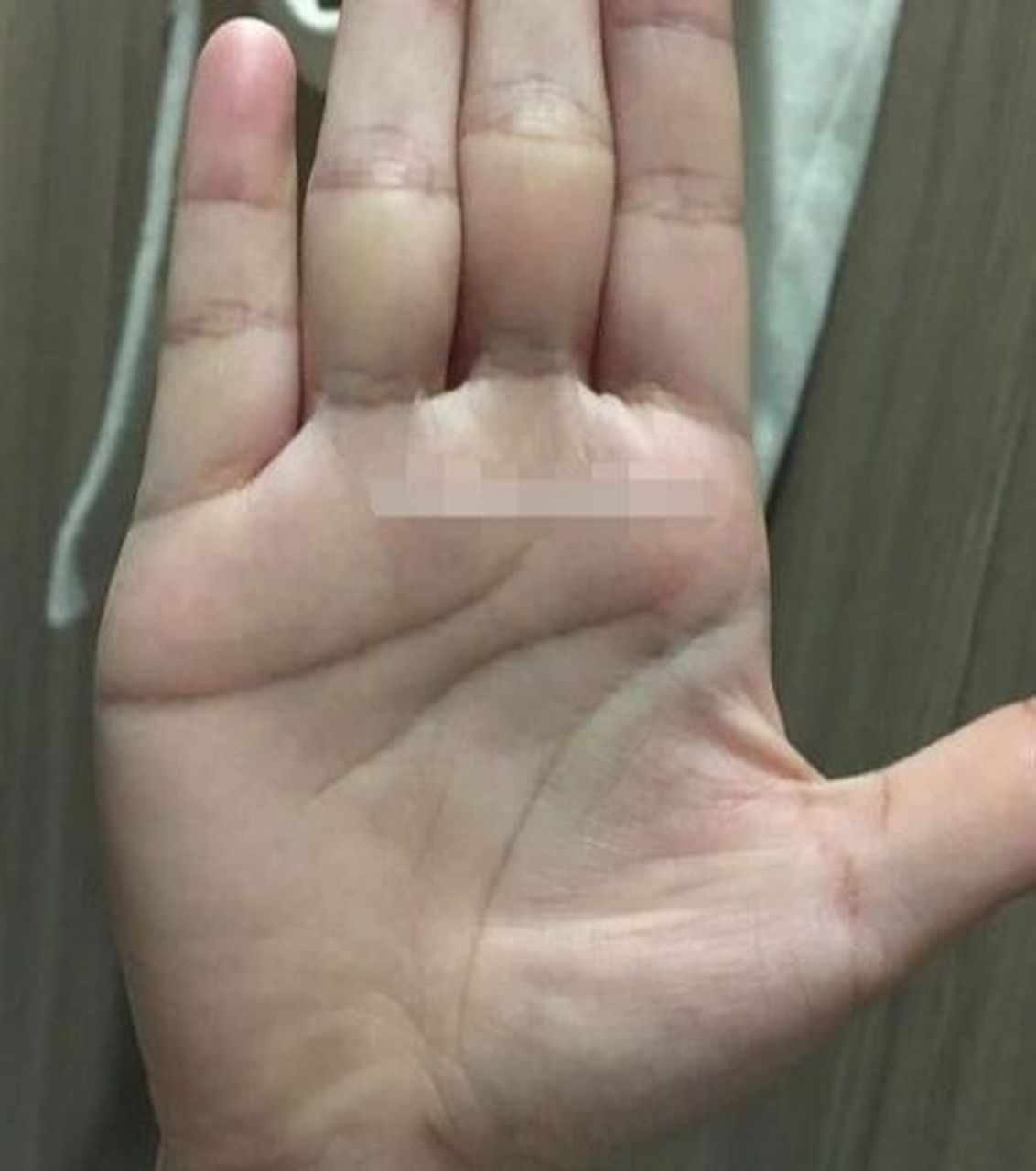 从手纹上来看,川字掌,从性格看不是个柔弱的女子