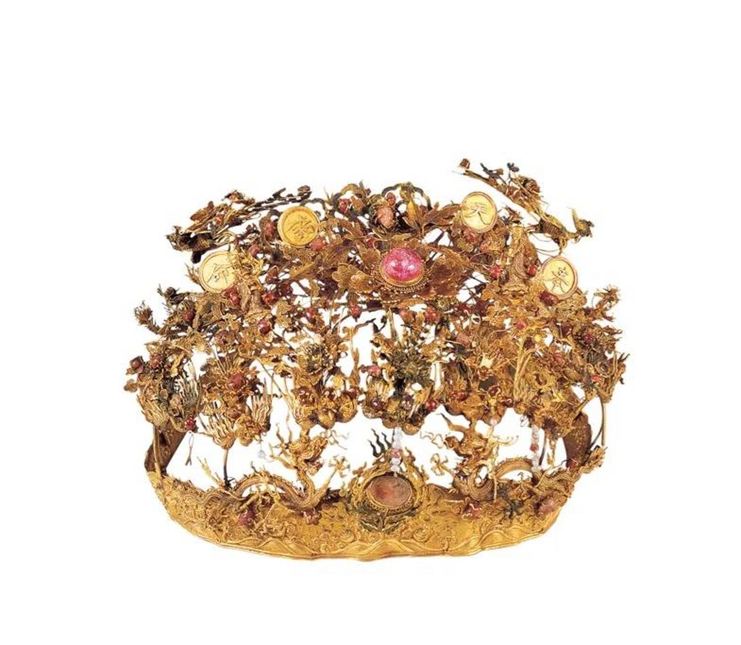 高13厘米,江苏丰县大沙河镇李卫墓出土凤冠为李卫夫人佩戴之物.